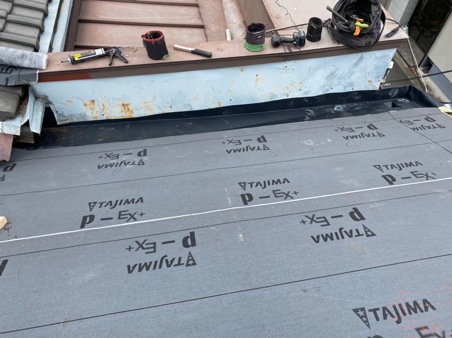 野地板は構造用合板で敷き詰め設置